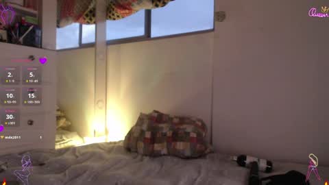 Scarlett Thumb up please help me 100 its important online show from 04-23-26, 11:18