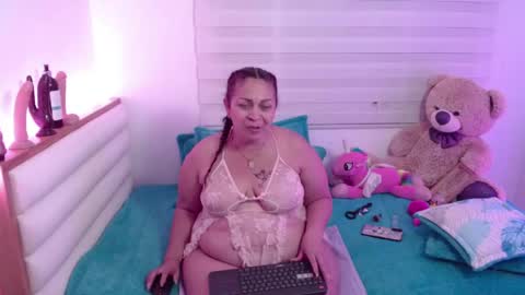 Snapshot of scarlettbooty chatting on 05-11-26, 11:27 scarlettbooty online show from 05-11-26, 11:27