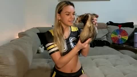 Snapshot of scarletterose_504259 chatting on 10-26-25, 09:21 Scarlett online show from 10-26-25, 09:21