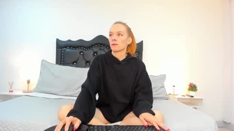 Snapshot of scarlettmilf_cg chatting on 12-21-24, 12:38 Scarlett online show from 12-21-24, 12:38