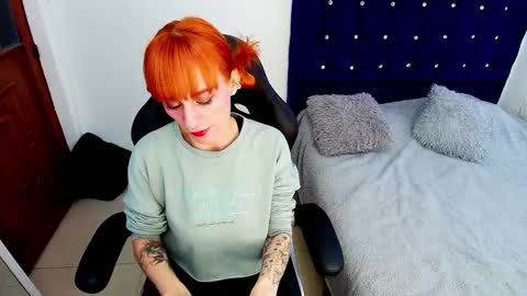 Snapshot of scarlettmilf_cg chatting on 09-15-25, 01:11 Scarlett online show from 09-15-25, 01:11