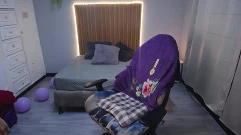 Snapshot of scarllett_bdsm chatting on 11-29-25, 05:21 Scarllett online show from 11-29-25, 05:21