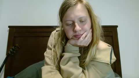 Snapshot of scartit chatting on 03-11-25, 04:10 ScarTit Bernhard online show from 03-11-25, 04:10