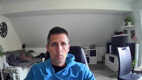 Snapshot of schnuckigeil chatting on 10-15-25, 01:00 Dildomen online show from 10-15-25, 01:00