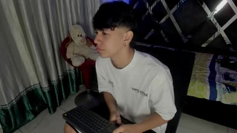 Snapshot of sebas_pretty7 chatting on 12-16-25, 12:32 sebas_pretty7 online show from 12-16-25, 12:32