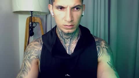 Snapshot of sebastian_muss chatting on 11-25-25, 12:54 Sebastian online show from 11-25-25, 12:54