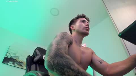 Snapshot of sebastianortizm chatting on 02-05-25, 04:06 Lucian Sinclair online show from 02-05-25, 04:06