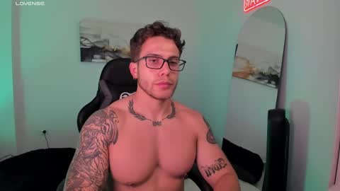 Snapshot of sebastianortizm chatting on 02-20-25, 12:30 Lucian Sinclair online show from 02-20-25, 12:30