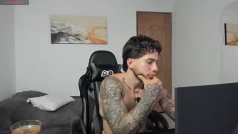 Snapshot of sebastianortizm chatting on 08-02-26, 01:04 Lucian Sinclair online show from 08-02-26, 01:04