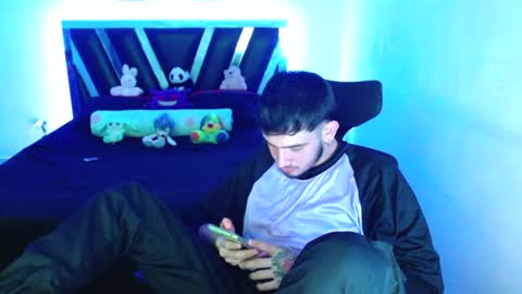Snapshot of sebasxxl12 chatting on 06-13-26, 05:27 Sebas online show from 06-13-26, 05:27