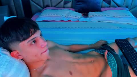 Snapshot of sebax_00 chatting on 09-11-25, 09:37 Sebastian online show from 09-11-25, 09:37