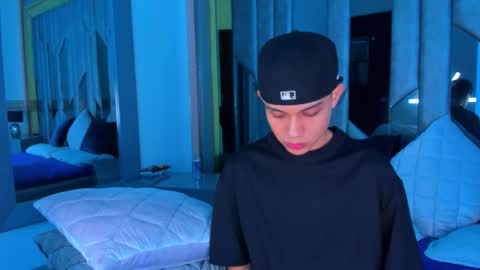 Snapshot of sebax_00 chatting on 09-16-25, 04:02 Sebastian online show from 09-16-25, 04:02