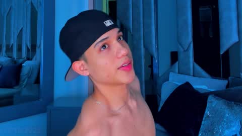 Snapshot of sebax_00 chatting on 10-17-25, 08:22 Sebastian online show from 10-17-25, 08:22