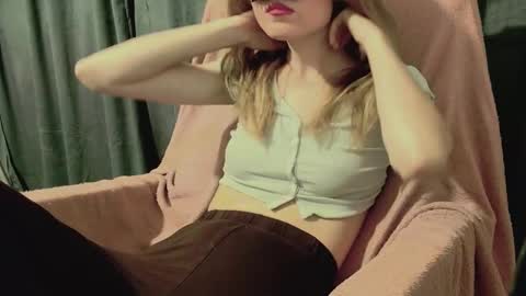 Snapshot of secretanni chatting on 10-14-25, 01:50 Anni online show from 10-14-25, 01:50