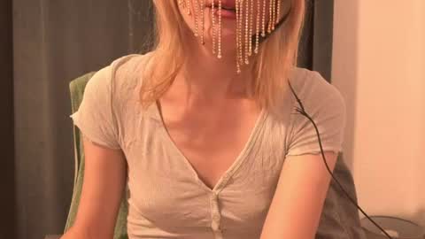 Snapshot of secretanni chatting on 07-04-26, 12:11 Anni online show from 07-04-26, 12:11