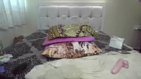 Snapshot of seductive_candybody chatting on 12-22-24, 03:44 Ms CandyAss online show from 12-22-24, 03:44