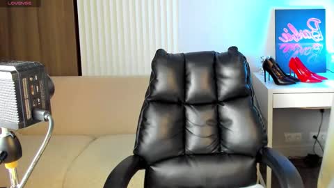 Snapshot of selena_grey_ chatting on 09-19-25, 01:07 Selena online show from 09-19-25, 01:07