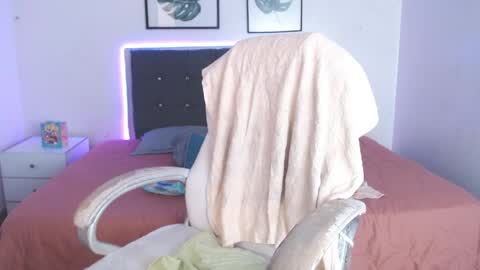 Selena online show from 04-21-26, 05:39