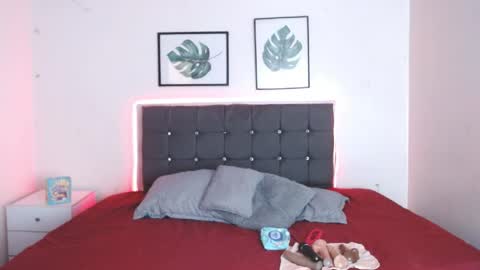 Snapshot of selena_hotmilf chatting on 04-28-26, 06:35 Selena online show from 04-28-26, 06:35