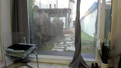 Selena online show from 02-10-25, 01:01