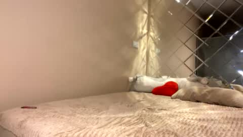 H i  My names is Selena Welcome to my room  Please thumbs up - its important online show from 09-09-25, 03:55