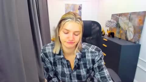 Snapshot of selenaemoore chatting on 04-25-26, 03:42 selenaemoore online show from 04-25-26, 03:42
