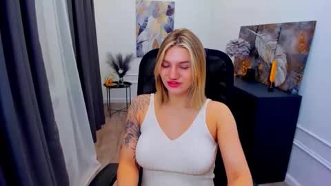 Snapshot of selenaemoore chatting on 05-01-26, 03:55 selenaemoore online show from 05-01-26, 03:55