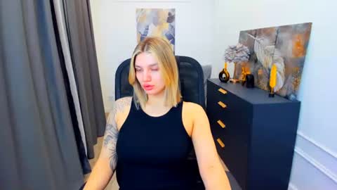 Snapshot of selenaemoore chatting on 05-05-26, 03:36 selenaemoore online show from 05-05-26, 03:36
