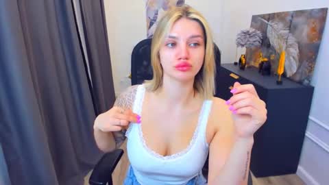 Snapshot of selenaemoore chatting on 05-06-26, 03:35 selenaemoore online show from 05-06-26, 03:35