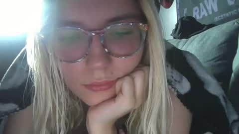 Snapshot of selenebaby chatting on 01-01-25, 02:20 Selene online show from 01-01-25, 02:20