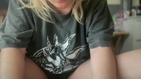 Snapshot of selenebaby chatting on 02-26-25, 05:07 Selene online show from 02-26-25, 05:07