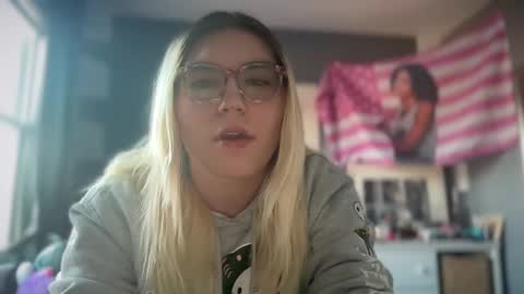 Snapshot of selenebaby chatting on 03-09-25, 10:08 Selene online show from 03-09-25, 10:08