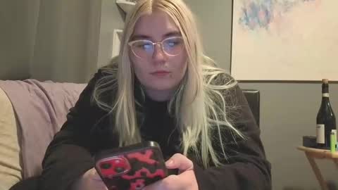 Snapshot of selenebaby chatting on 03-19-26, 01:20 Selene online show from 03-19-26, 01:20