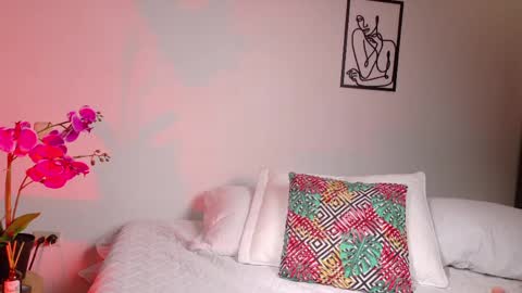 Snapshot of selenenova chatting on 05-15-26, 02:57 Selene Nova online show from 05-15-26, 02:57