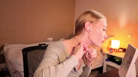 Snapshot of selina__moon chatting on 05-18-26, 02:18 Selina online show from 05-18-26, 02:18