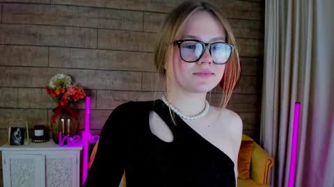 SelinSwarovski online show from 02-17-25, 07:53