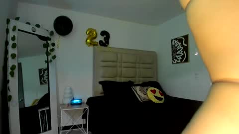 Snapshot of selyn_ chatting on 10-16-25, 12:06 Selyn online show from 10-16-25, 12:06
