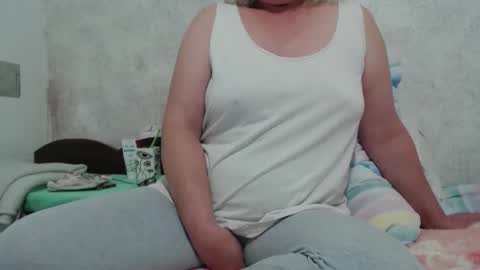 Snapshot of seniorita333 chatting on 11-23-25, 08:14 Lenna online show from 11-23-25, 08:14