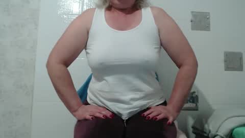 Snapshot of seniorita333 chatting on 11-25-25, 09:20 Lenna online show from 11-25-25, 09:20