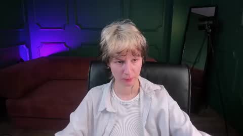Snapshot of senpai_sins chatting on 07-24-26, 06:00 Shigo online show from 07-24-26, 06:00