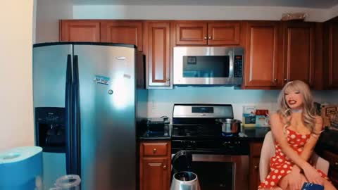 Mia online show from 04-23-26, 08:00