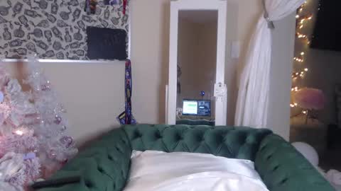 Snapshot of sensual_paradise_ chatting on 02-20-25, 11:32 V online show from 02-20-25, 11:32