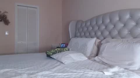 Snapshot of sensual_paradise_ chatting on 02-23-25, 02:51 V online show from 02-23-25, 02:51