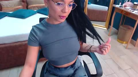 Snapshot of serena_mendez chatting on 10-11-25, 03:50 Serena online show from 10-11-25, 03:50