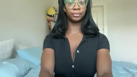 Snapshot of serenitybee chatting on 04-29-26, 02:43 Serenity Bee online show from 04-29-26, 02:43