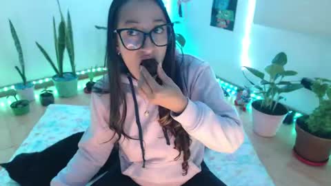 Snapshot of seuctive_woman57 chatting on 06-15-26, 02:14 samy online show from 06-15-26, 02:14