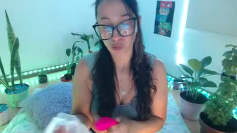 Snapshot of seuctive_woman57 chatting on 06-16-26, 03:53 samy online show from 06-16-26, 03:53