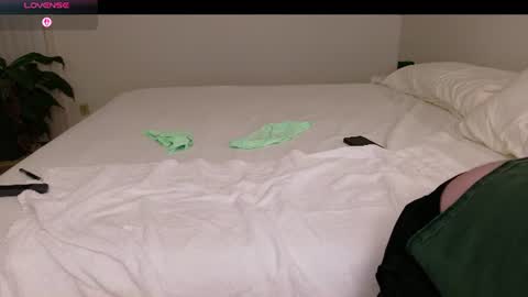 Violet online show from 06-17-26, 04:04