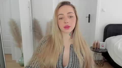 Snapshot of sexy_coralie chatting on 03-08-25, 07:27 C o r a l i e online show from 03-08-25, 07:27