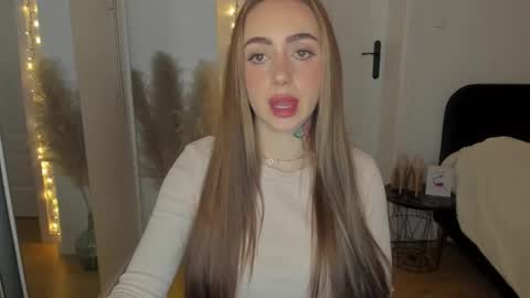 Snapshot of sexy_coralie chatting on 01-07-26, 11:56 C o r a l i e online show from 01-07-26, 11:56